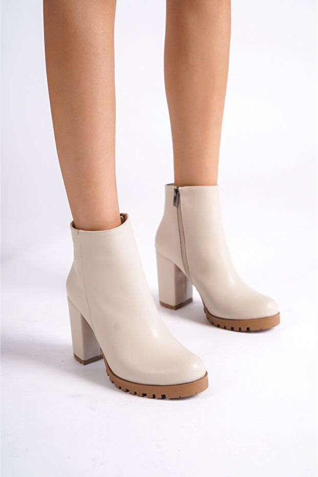 Round Toe Trac Sole Medium Heeled Women's Boots