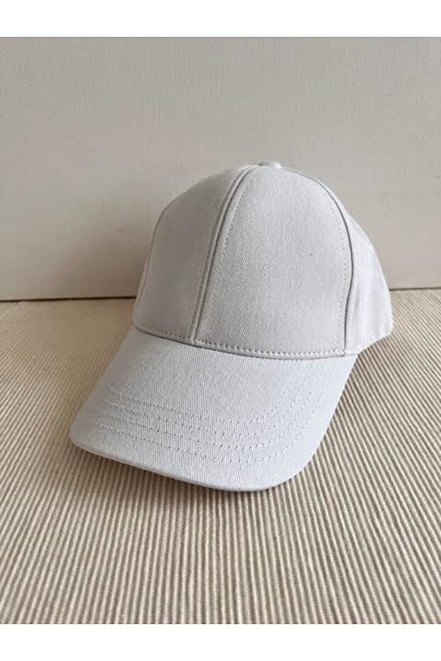 قبعة بيضاء أساسية بلون سادة قابلة للتعديل للجنسين - 4