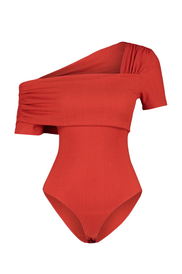 Kırmızı Asimetrik Yakalı Fitted/Vücuda Oturan Çıtçıtlı Örme Body TWOSS23BD00060 - 9