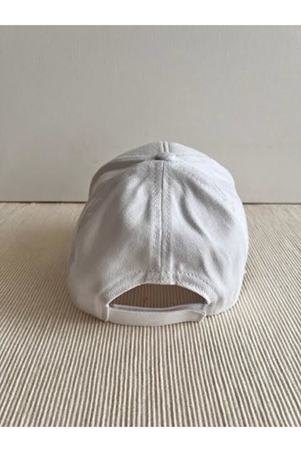 قبعة بيضاء أساسية بلون سادة قابلة للتعديل للجنسين - 8