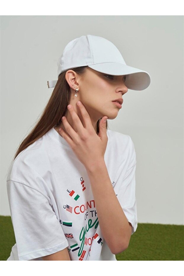 قبعة بيضاء أساسية بلون سادة قابلة للتعديل للجنسين - 1