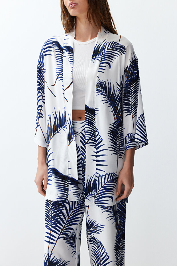 Beyaz Indigo Tropikal Desenli Dokuma Viskon Kimono Geniş Paça Pantolon İkili Takım TWOSS24AU00083 - 4