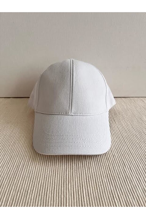 قبعة بيضاء أساسية بلون سادة قابلة للتعديل للجنسين - 5