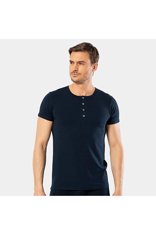 - تي شيرت بأكمام قصيرة وأزرار