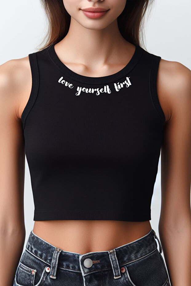 طوق مطبوع عليه عبارة "Love Yourself First" باللون الأسود بدون أكمام