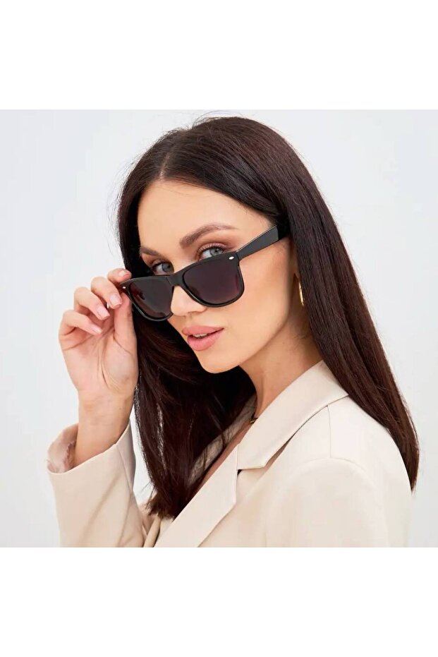 Wayfarer نظارة شمسية سوداء مائلة