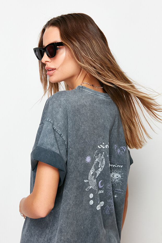 Antrasit %100 Kalın Pamuklu Soluk Efektli Sırt Baskılı Boyfriend Örme T-Shirt TWOSS23TS00109 - 3