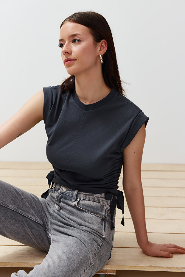 Antrasit %100 Kalın Pamuklu Büzgü Detaylı Crop Yarasa Kol Örme T-Shirt TWOSS24TS00026 - 1