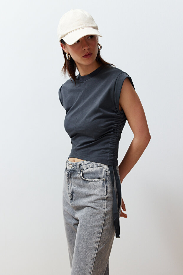 Antrasit %100 Kalın Pamuklu Büzgü Detaylı Crop Yarasa Kol Örme T-Shirt TWOSS24TS00026 - 2