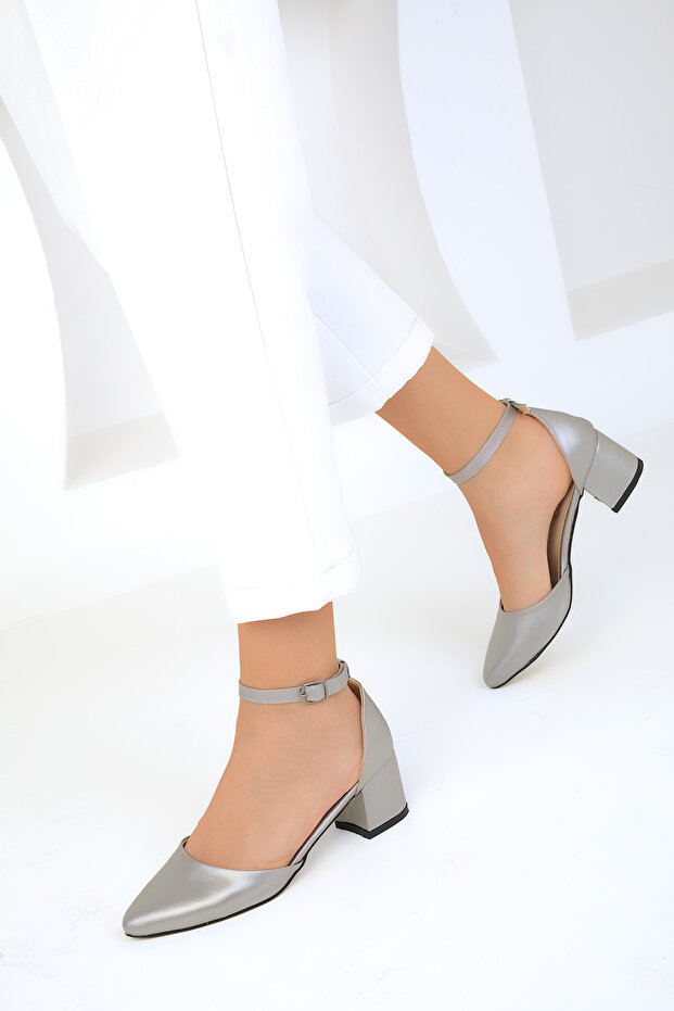 Szare damskie klasyczne buty na obcasie 18971 - 3