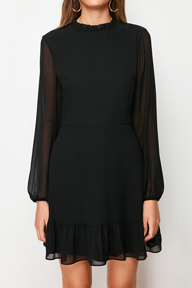 Czarna szyfonowa sukienka mini - linia A, kołnierz stójka, falbana i podszewka, tkana na zimę Twoaw24El00722 - 4