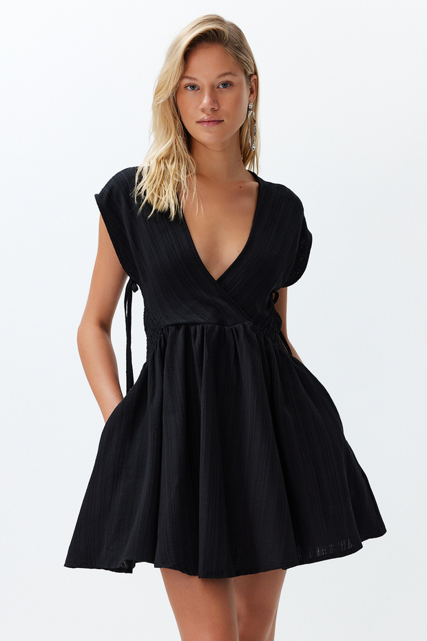 Siyah Mini Dokuma Cut Out Detaylı Keten karışımlı Plaj Elbisesi TBESS24EL00075 - 1