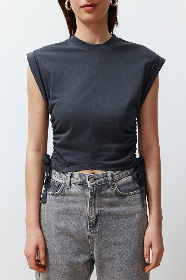 Antrasit %100 Kalın Pamuklu Büzgü Detaylı Crop Yarasa Kol Örme T-Shirt TWOSS24TS00026 - 4