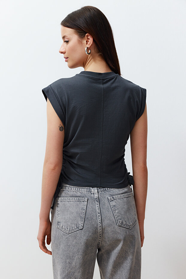 Antrasit %100 Kalın Pamuklu Büzgü Detaylı Crop Yarasa Kol Örme T-Shirt TWOSS24TS00026 - 6