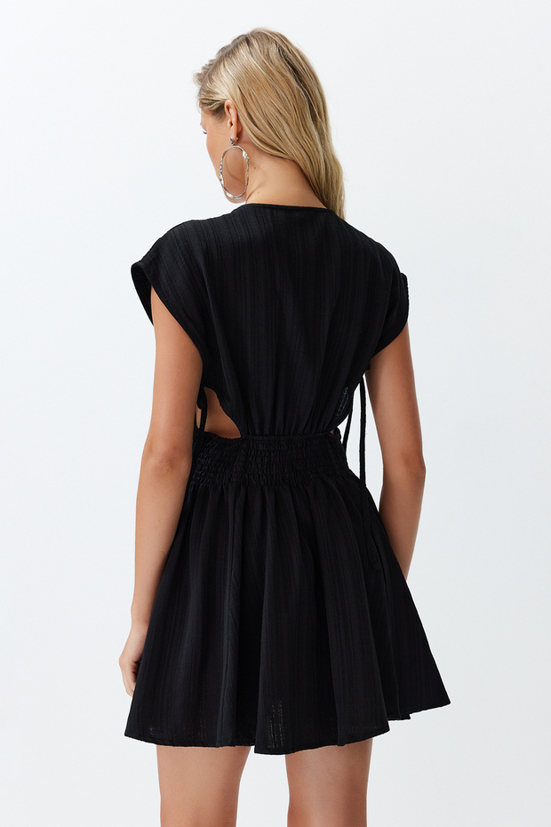 Siyah Mini Dokuma Cut Out Detaylı Keten karışımlı Plaj Elbisesi TBESS24EL00075 - 5
