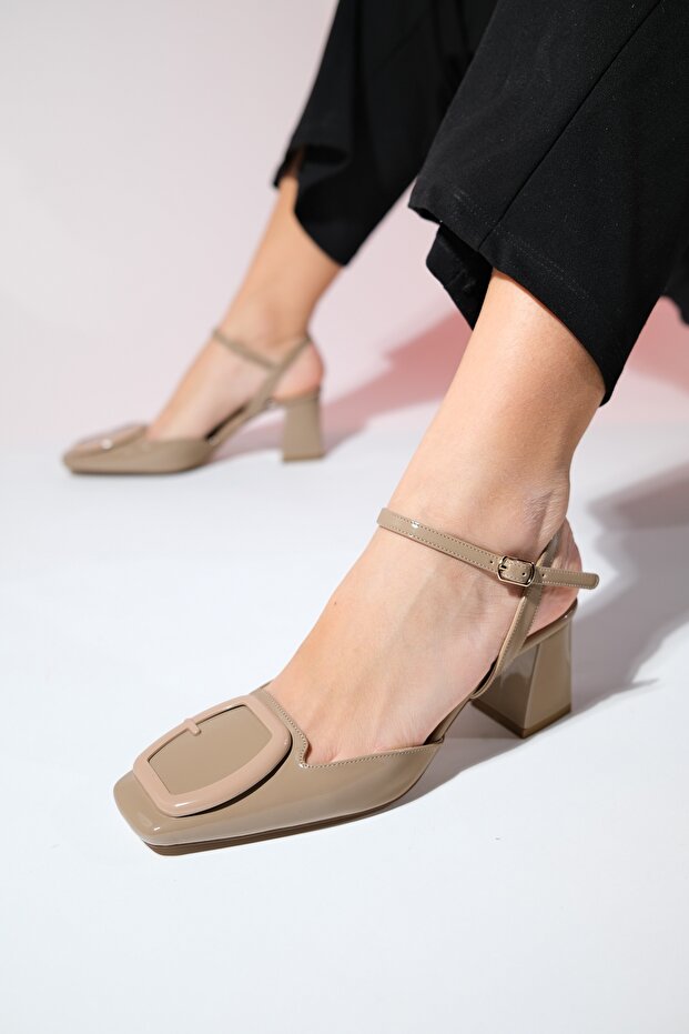 TİENO Sötétbézs lakkbőr női nyitott hátú, vastag sarkú cipő - 1