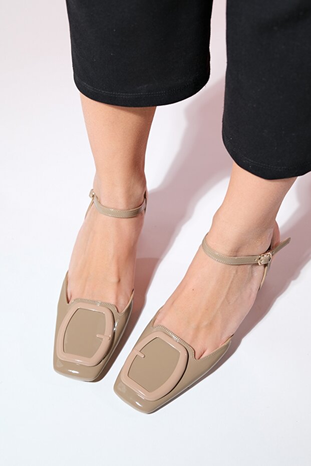 TİENO Sötétbézs lakkbőr női nyitott hátú, vastag sarkú cipő - 2