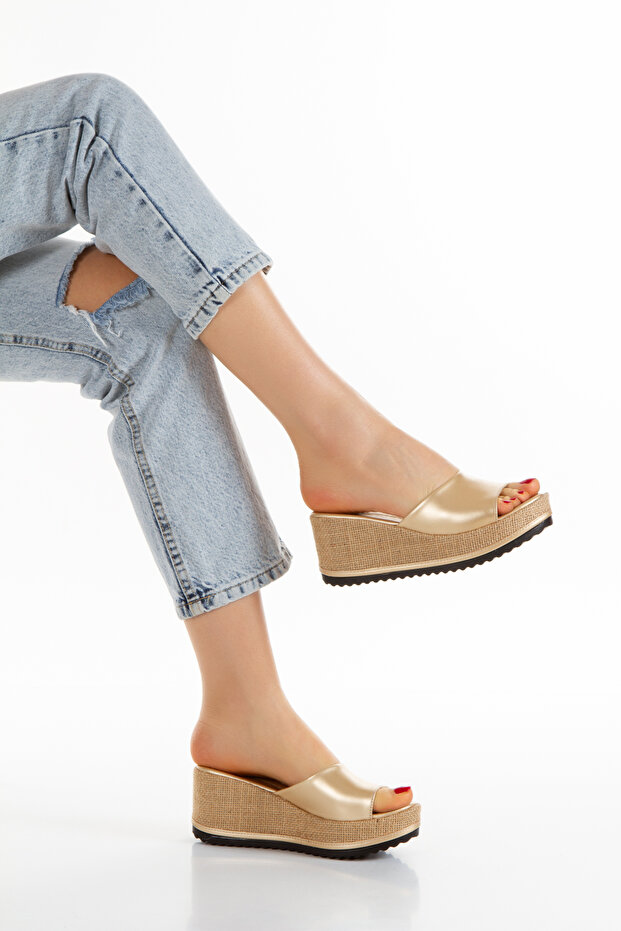 Women's Straw Filled Comfort Matte Gold Slippers