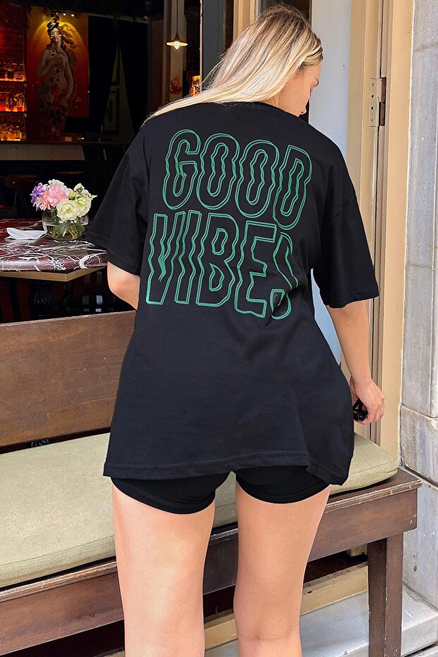 تيشيرت نسائي أسود كبير الحجم بطبعة خلفية Good Vibes