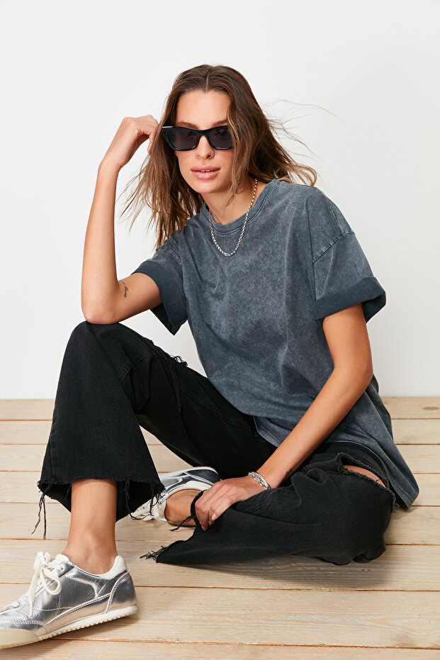 Antrasit %100 Kalın Pamuklu Soluk Efektli Sırt Baskılı Boyfriend Örme T-Shirt TWOSS23TS00109 - 4