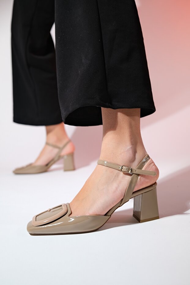 TİENO Sötétbézs lakkbőr női nyitott hátú, vastag sarkú cipő - 3