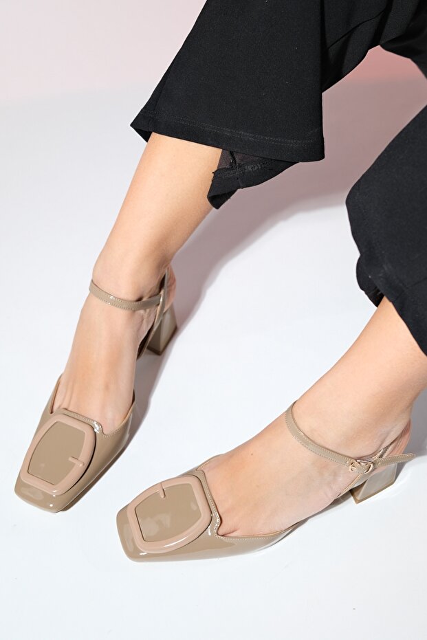 TİENO Sötétbézs lakkbőr női nyitott hátú, vastag sarkú cipő - 4