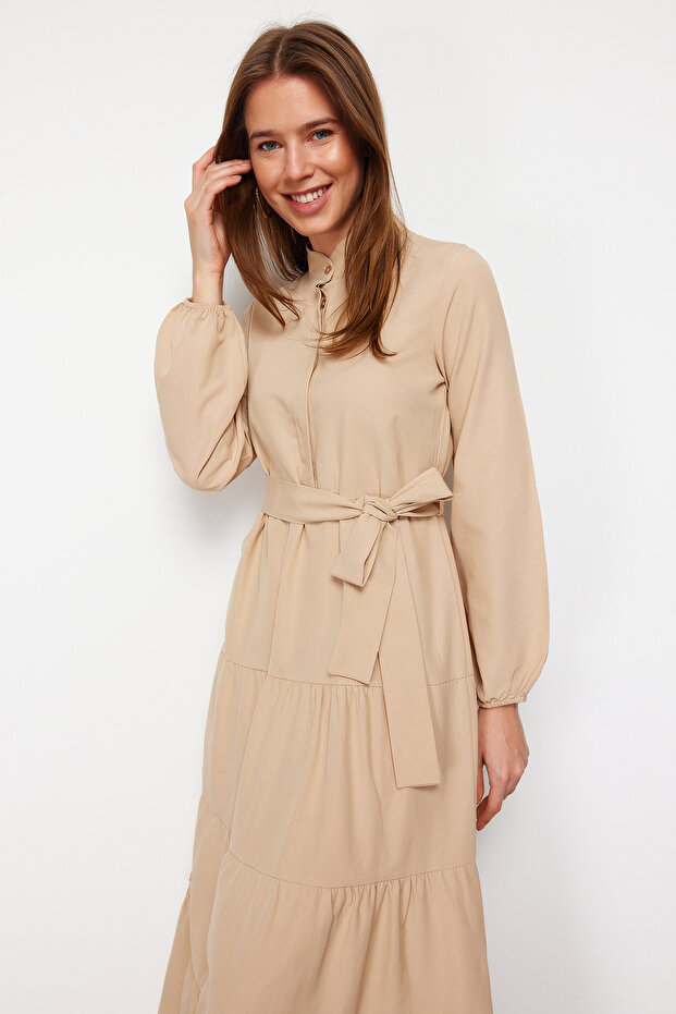 Gewebtes Kleid mit Schmucksteinen, Gürtel, Kragen und Knopfdetail TCTSS21EL3343 - 3