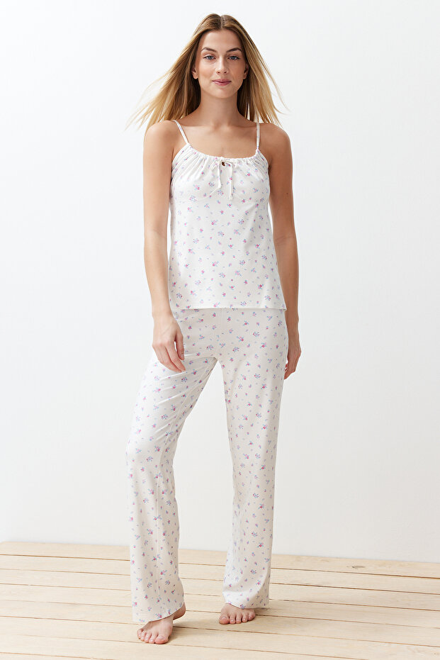 Beyaz-Çok Renkli Çiçekli Bağlamalı ve İp Askılı Örme Pijama Takımı THMSS24PT00233 - 1