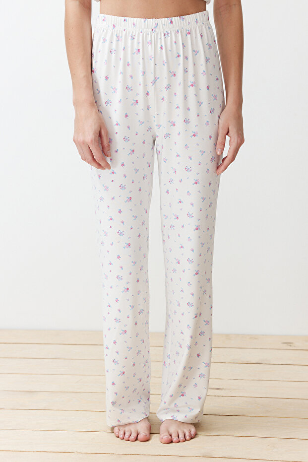 Beyaz-Çok Renkli Çiçekli Bağlamalı ve İp Askılı Örme Pijama Takımı THMSS24PT00233 - 5