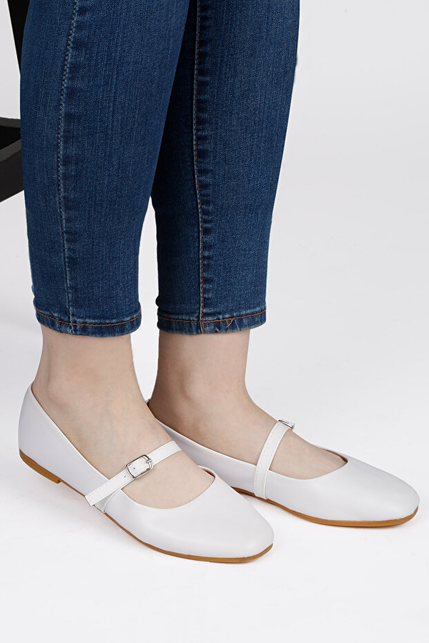 WOMEN'S SHOES WITH WHITE LEATHER SKIN BELT DETAIL