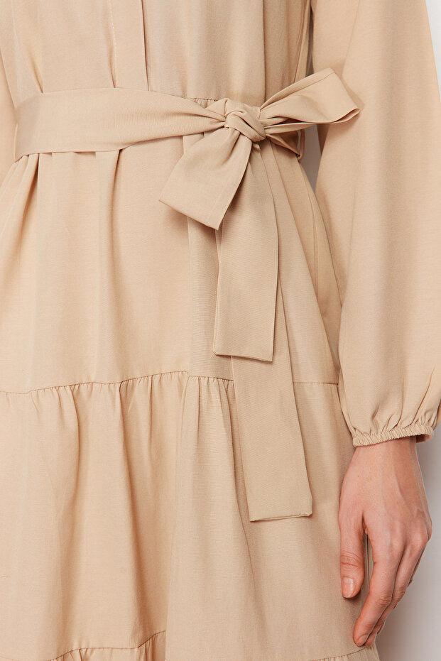 Gewebtes Kleid mit Schmucksteinen, Gürtel, Kragen und Knopfdetail TCTSS21EL3343 - 5