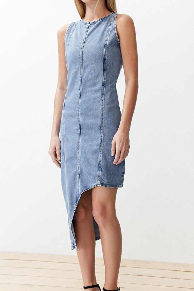 Açık Mavi Yırtmaçlı Asimetrik Midi Denim Elbise TWOSS24EL00645 - 4