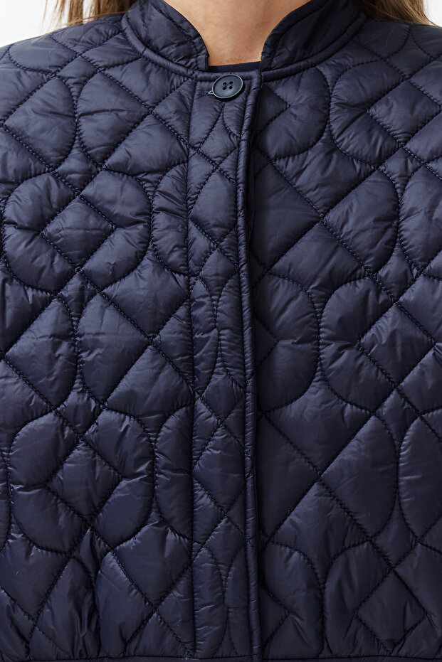 Oversize prošívaný kabát s geometrickým vzorem v námořnické modré - Twoss24Mo00000 - 4