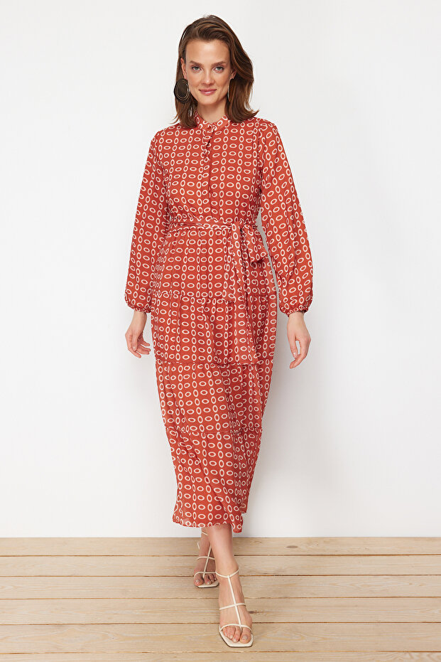 Kleid aus gewebtem Chiffon mit geometrischem Muster und Gürtel, Stehkragen und Futter TCTSS21EL3346 - 3