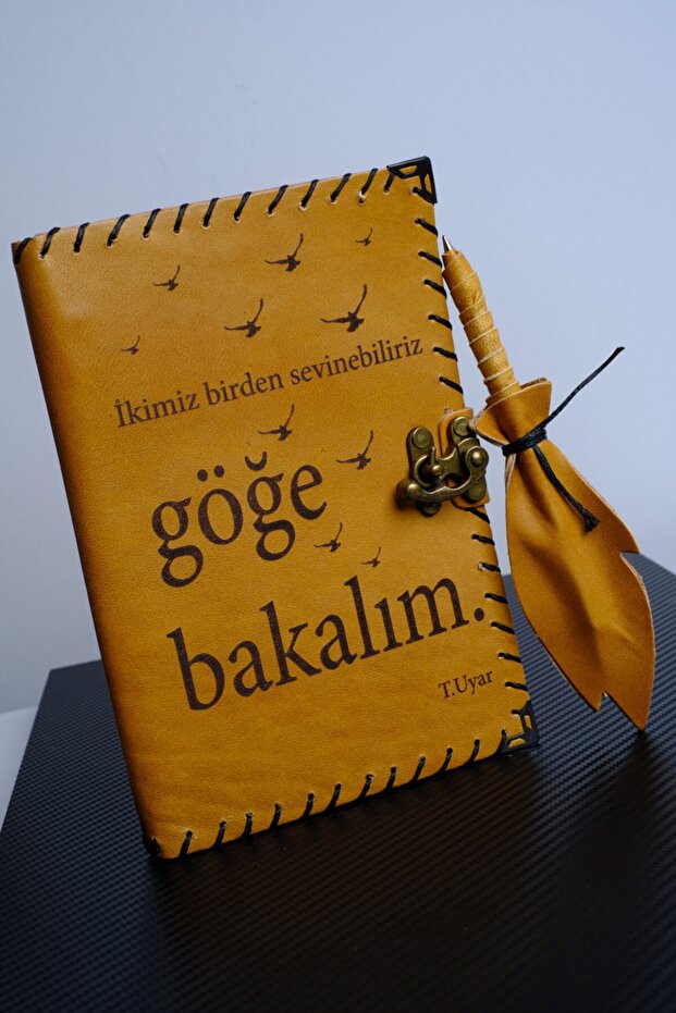 كتاب تذكاري مصنوع يدويًا من الجلد