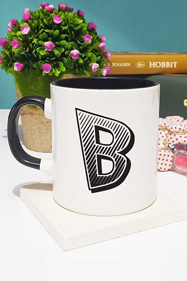 كوب بتصميم حرف B