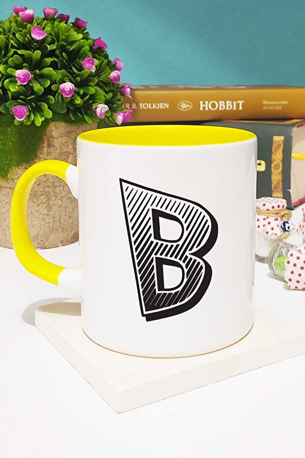 كوب بتصميم حرف B