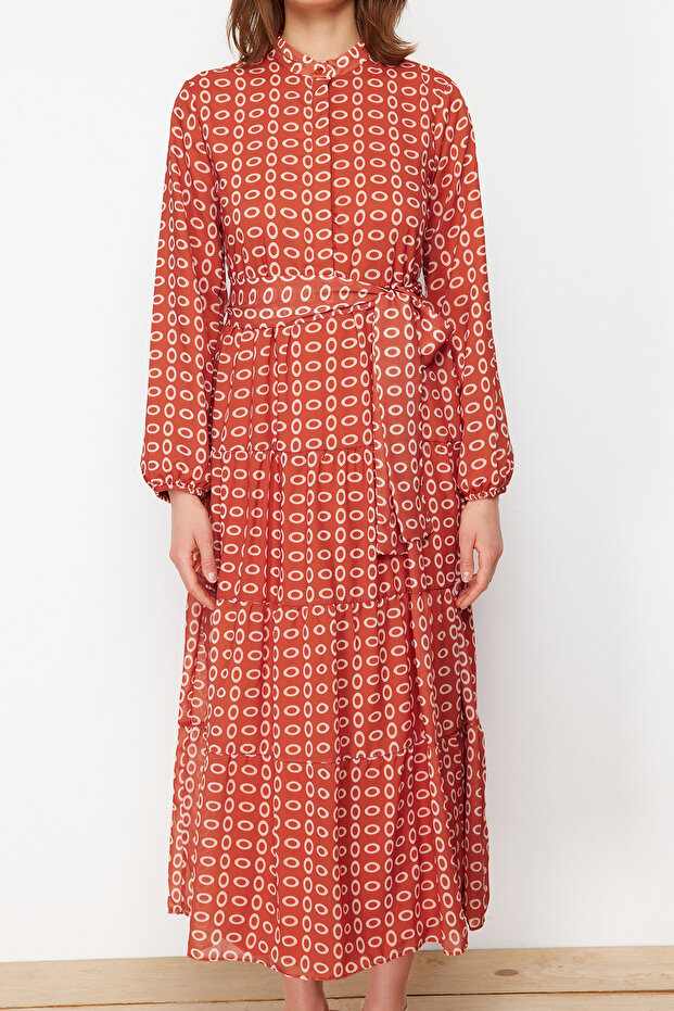 Kleid aus gewebtem Chiffon mit geometrischem Muster und Gürtel, Stehkragen und Futter TCTSS21EL3346 - 5