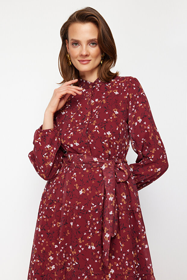 Burgunderrotes Kleid aus gewebtem Chiffon mit Blumenmuster, Gürtel und Stehkragen und Futter TCTSS21EL3346 - 3