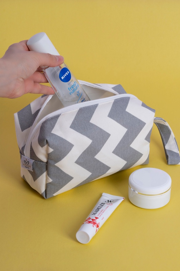 حقيبة مكياج رمادية متعرجة متعددة الأغراض مقاس كبير - 1