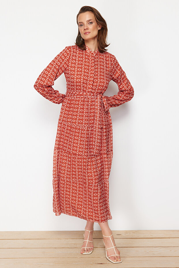 Kleid aus gewebtem Chiffon mit geometrischem Muster und Gürtel, Stehkragen und Futter TCTSS21EL3346 - 2