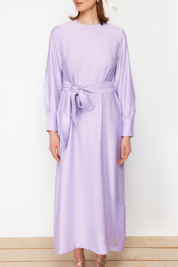 Liliowa sukienka z szerokim paskiem i zamkiem błyskawicznym, o lnianym wyglądzie TCTSS23EB00219 - 4