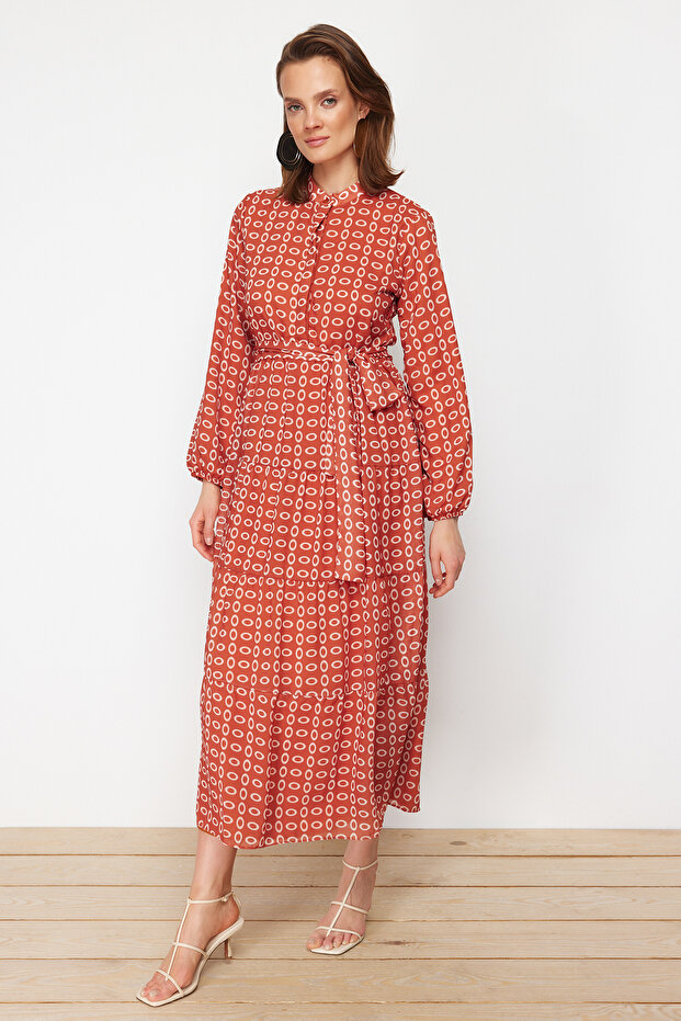 Kleid aus gewebtem Chiffon mit geometrischem Muster und Gürtel, Stehkragen und Futter TCTSS21EL3346 - 1