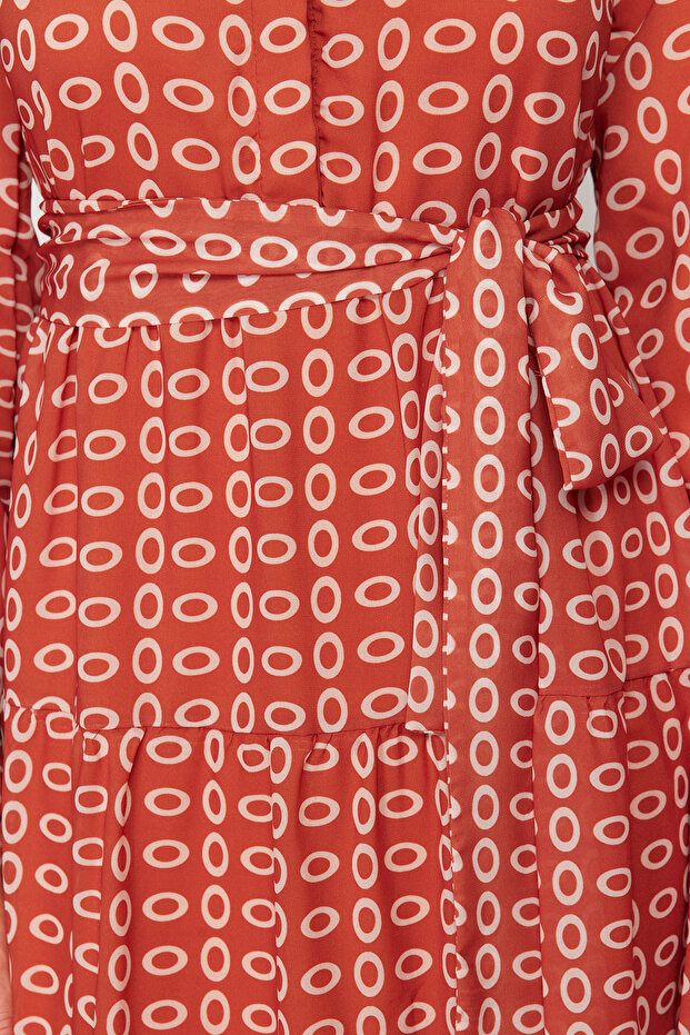 Kleid aus gewebtem Chiffon mit geometrischem Muster und Gürtel, Stehkragen und Futter TCTSS21EL3346 - 4