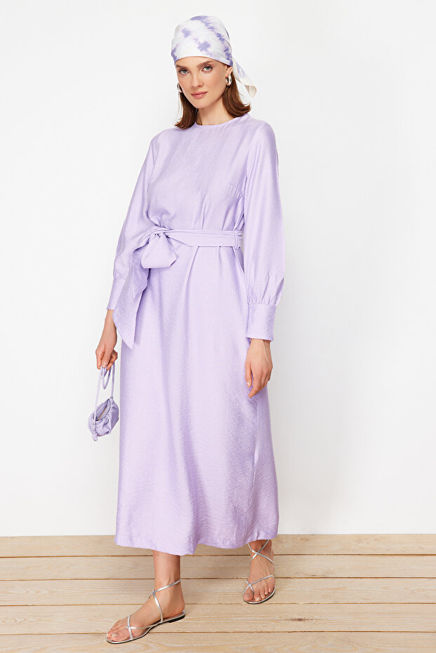 Liliowa sukienka z szerokim paskiem i zamkiem błyskawicznym, o lnianym wyglądzie TCTSS23EB00219 - 2