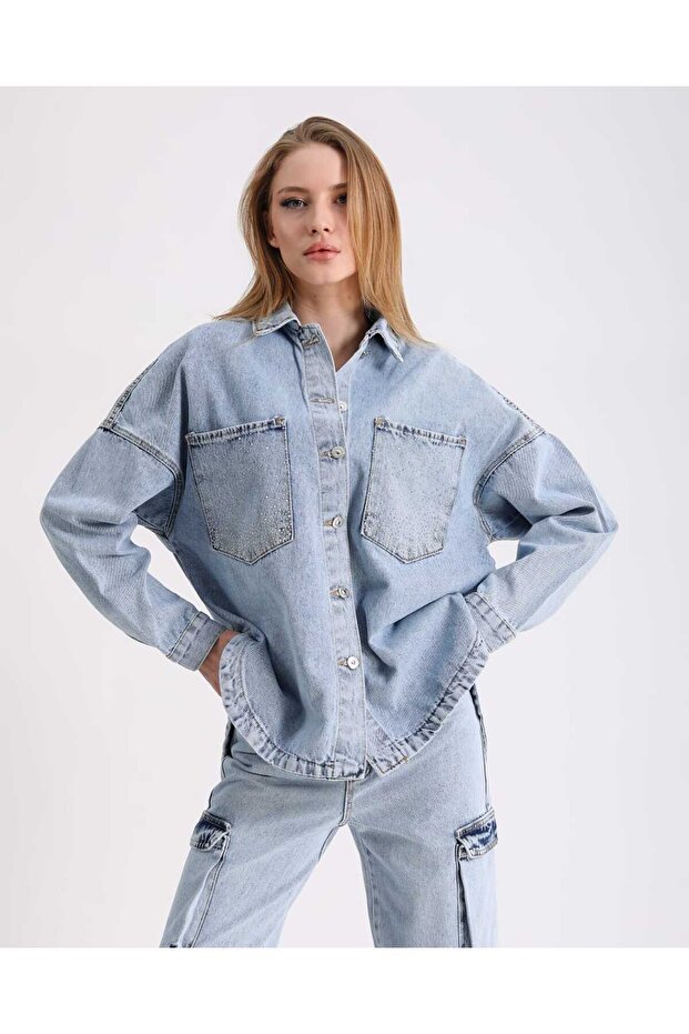 سترة دينم كبيرة الحجم مطرزة بالألماس بنمط عرقي على الظهر - 4