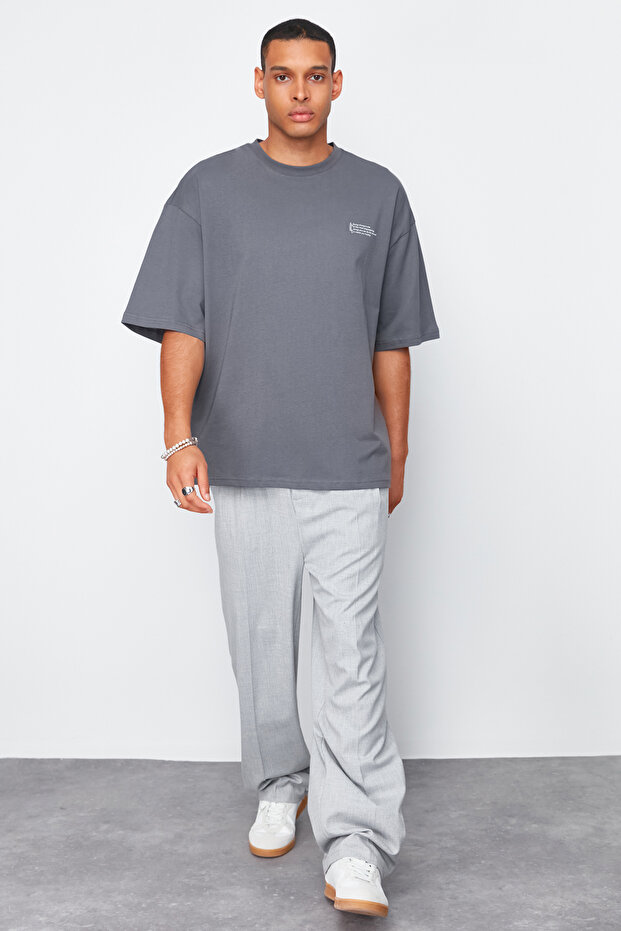 Antrasit Oversize %100 Pamuklu Bisiklet Yaka Minimal Yazı Baskılı T-Shirt TMNSS23TS00084 - 3