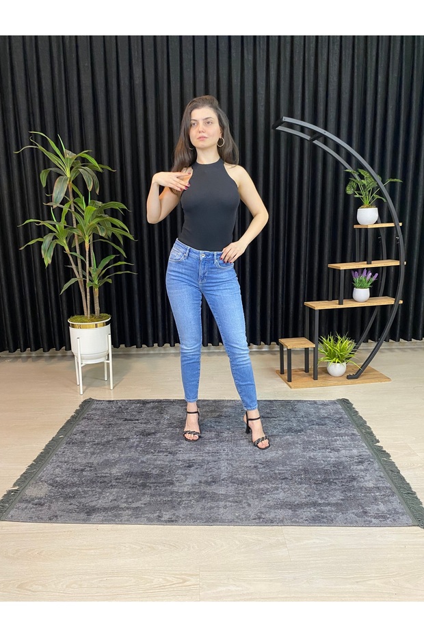 بلوزة نسائية سوداء اللون بدون أكمام