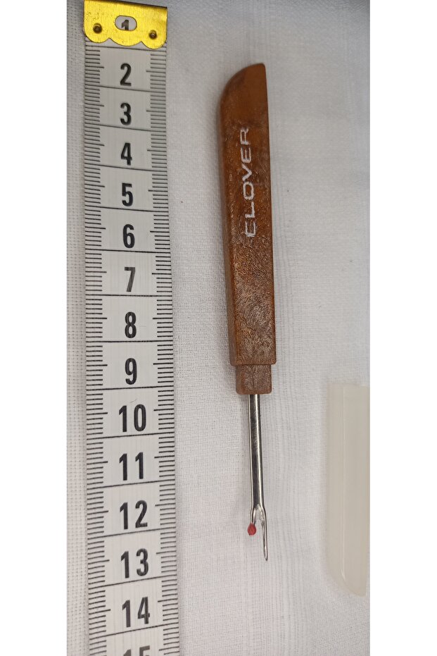 The stitch remover opens the button - 2