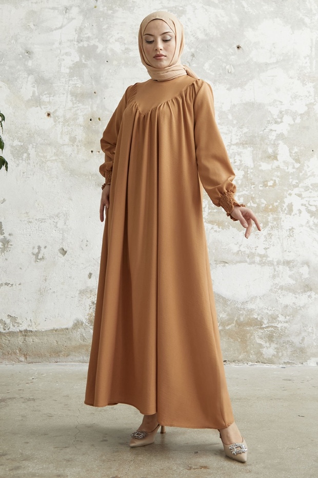 Kleid mit elastischer Vorderseite - Kamel - 4